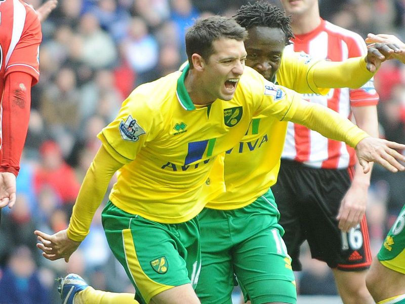 Norwich take the early lead thanks to Wes Hoolahan's close-range header ...