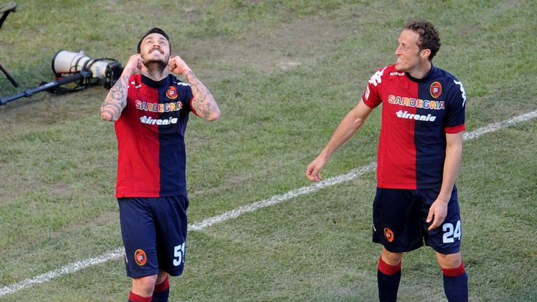Mauricio Pinilla: Celebrates scoring against Inter