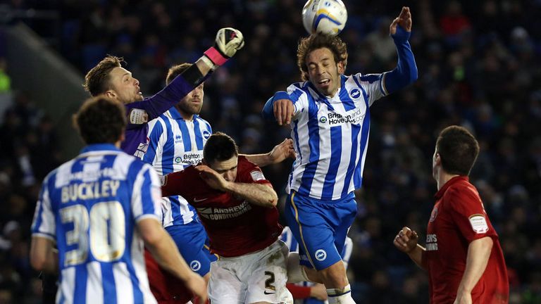 Inigo Calderon fails to find the target with a header