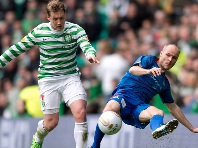 David Raven battles with Celtic's Kris Commons