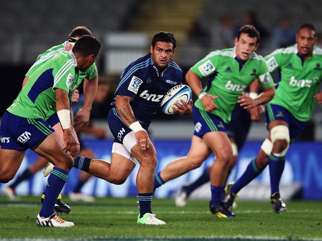 Piri Weepu makes a break for the Blues