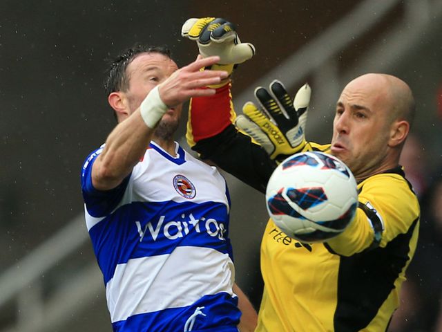 Noel Hunt and Pepe Reina go for a high ball