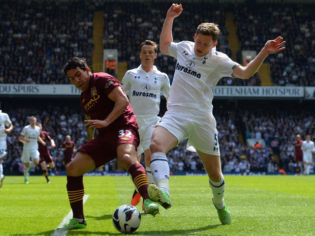 Carlos Tevez holds off Jan Vertonghen