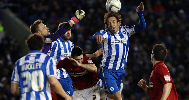 Inigo Calderon fails to find the target with a header