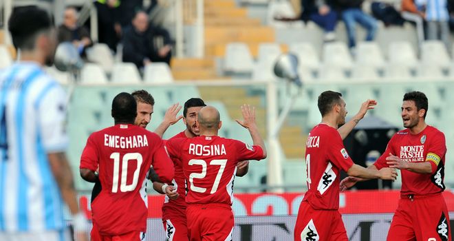 Siena celebrate their second goal at Pescara