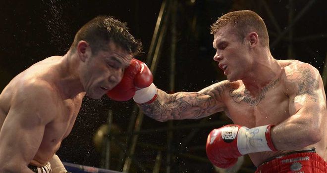 Martin Murray on the offensive against Sergio Martinez in Buenos Aires