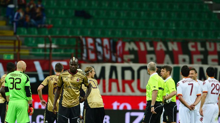 Mario Balotelli: Milan striker and Roma players wait while game is suspended