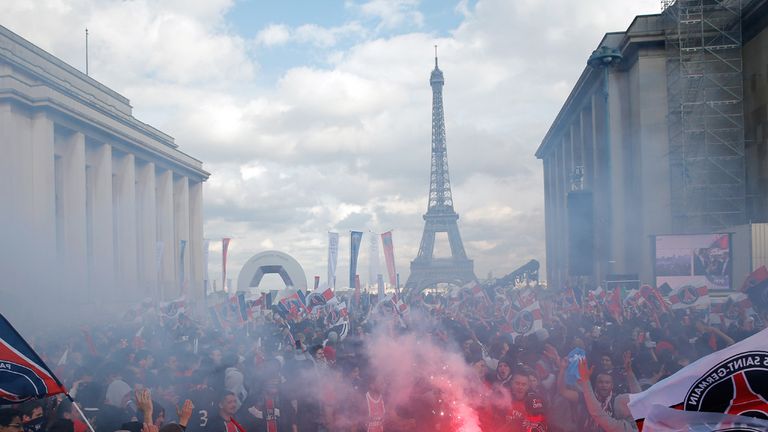 PSG fans: Light flares in Paris during Ligue 1 trophy presentation