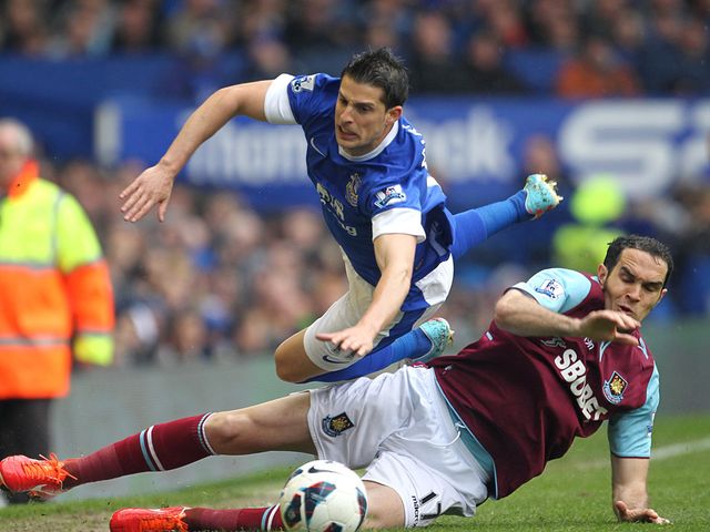 Joey O'Brien tackles Everton's Kevin Mirallas