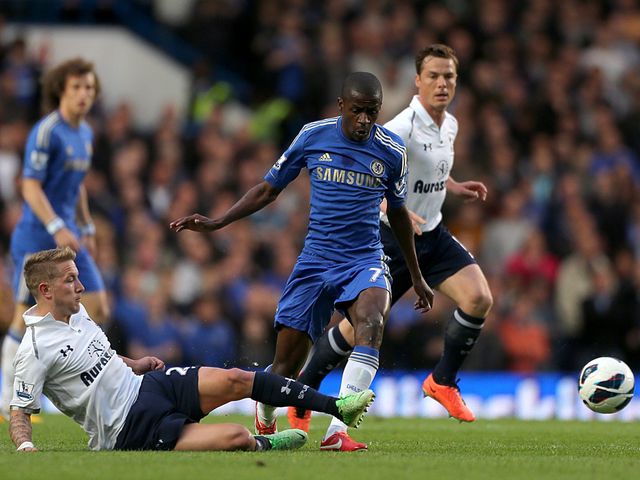 Ramires moves away from Lewis Holtby.