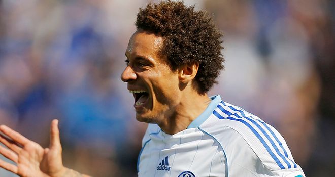 Jermaine Jones celebrates as Schalke clinch a CL spot