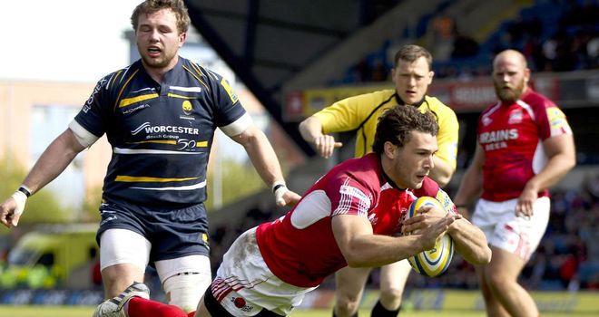 Tom Arscott: Dives over to score for London Welsh