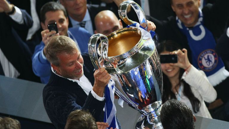 Roman Abramovich with the Champions League trophy  [스카이스포츠] 첼시에 변함없이 헌신하고 있는 로만