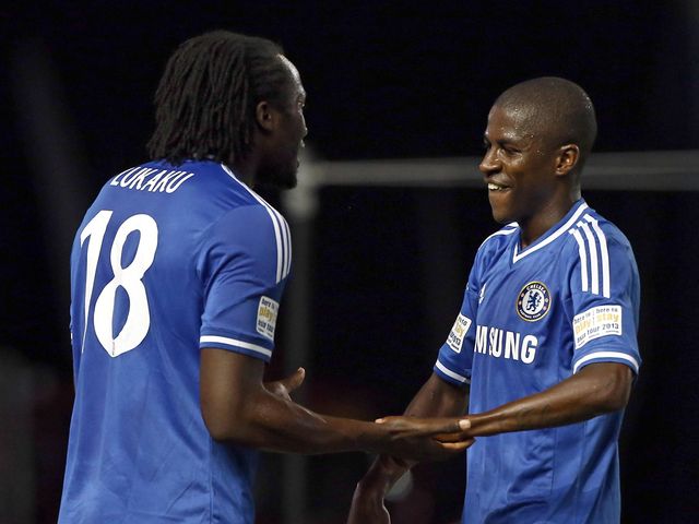 Romelu Lukaku and Ramires celebrate.