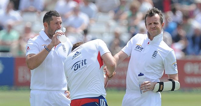 Graeme Swann (R): Suffered an injury scare against Essex