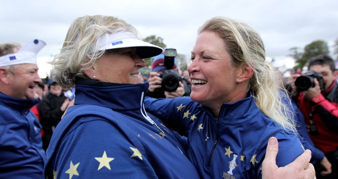 Suzann Pettersen celebrates on the 18th green with Laura Davies