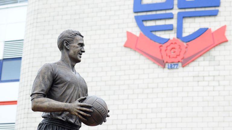 Nat Lofthouse: Statue of legend unveiled
