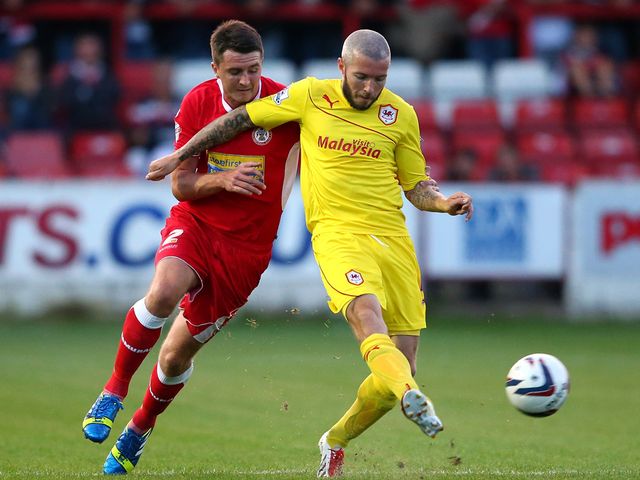 Kevin McNaughton holds off Peter Murphy