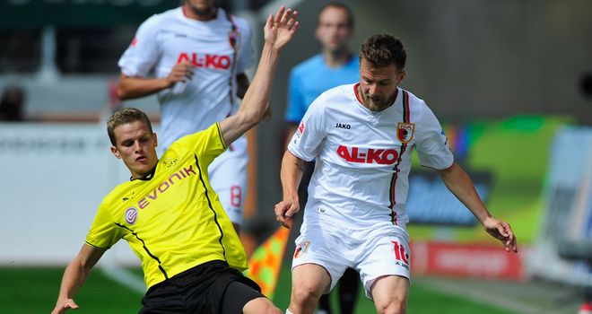 Sven Bender tackles Daniel Baier.