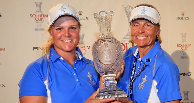 Caroline Hedwall (left) and Liselotte Neumann pose with the Cup