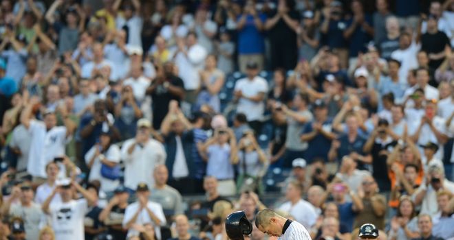 Ichiro Suzuki salutes the crowd after his 4,000th hit