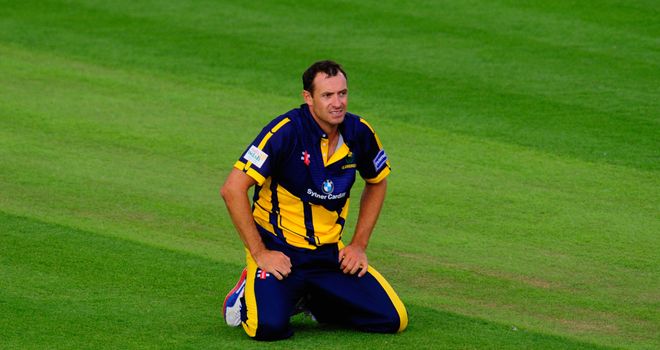 Dean Cosker: Glamorgan spinner agrees new contract