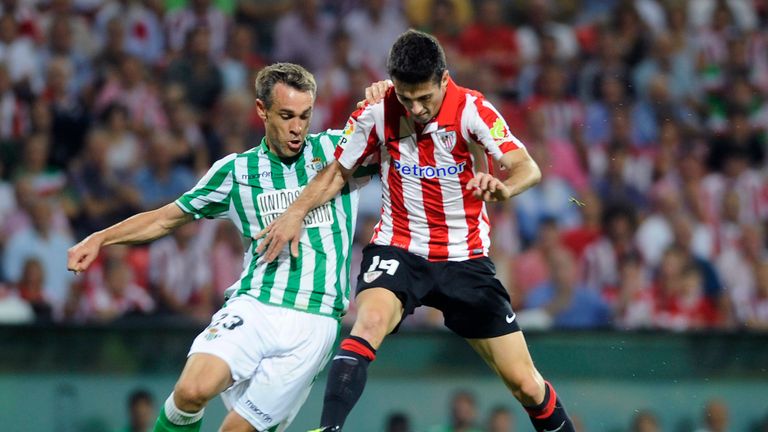 Nacho puts Markel Susaeta under pressure.