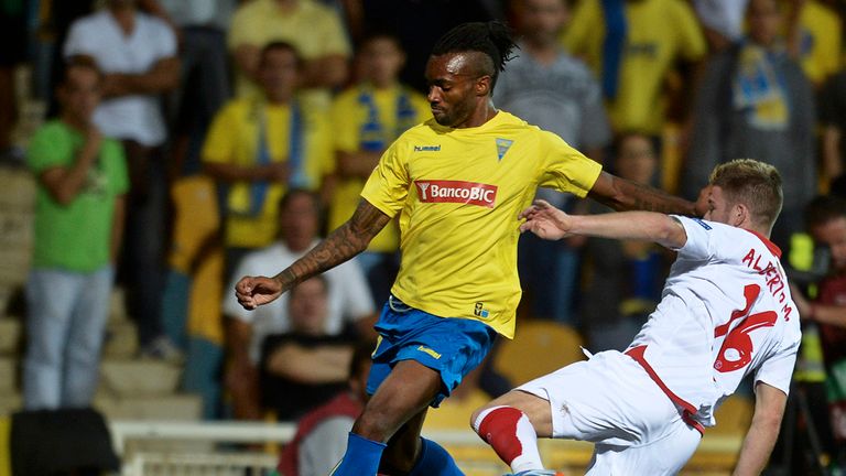 Estoril's Javier Balboa vies with Sevilla defender Alberto Moreno