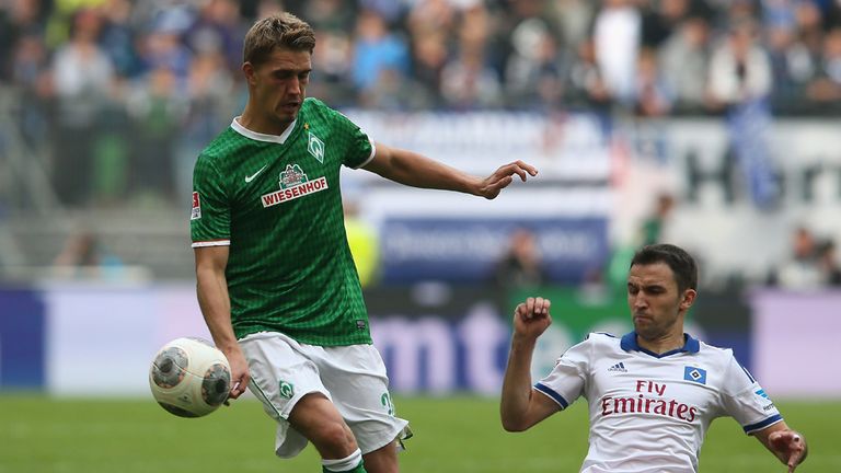 Milan Badelj of Hamburg challenges Nils Petersen of Werder Bremen