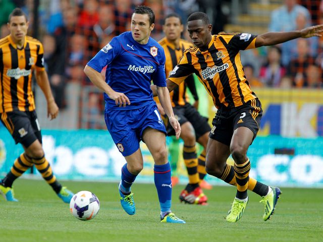 Don Cowie and Maynor Figueroa battle for possession