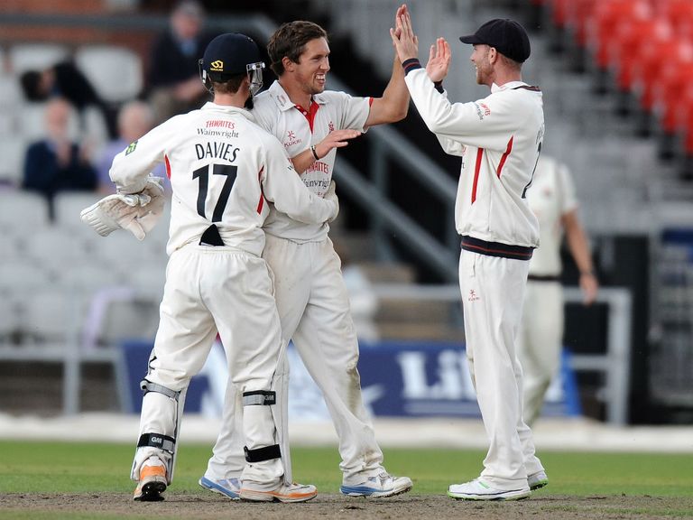 Lancashire sealed promotion with a draw against Leicestershire