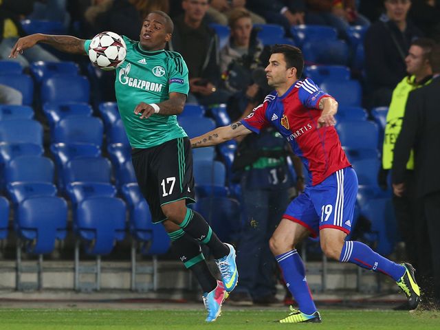 Jefferson Farfan holds off Behrang Safari