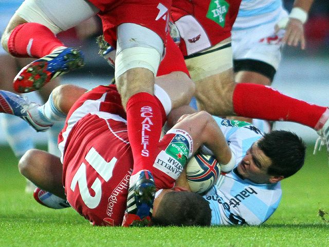 Jonathan Sexton (r) of Racing Metro 92 battles for the ball
