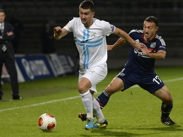 Mehmed Alispahic gets away from Steed Malbranque