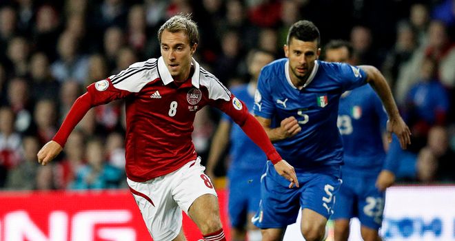 Thiago Motta tries to catch Christian Eriksen.