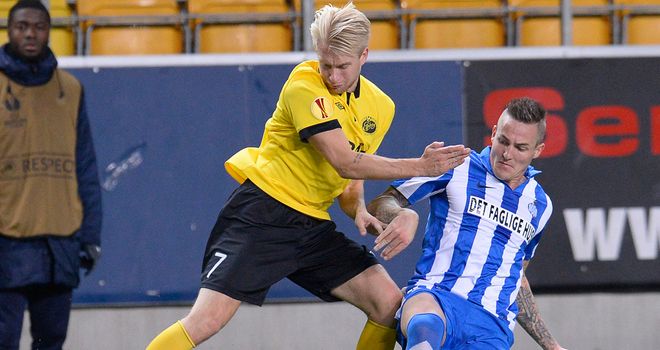 Johan Larsson (l): Battles for the ball for Elfsborg