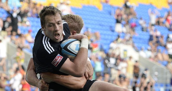 Tim Mikkelson on his way to the try-line in the semi-final win over England