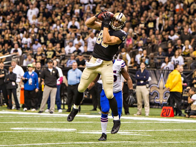 Brees hits Jimmy Graham for a touchdown