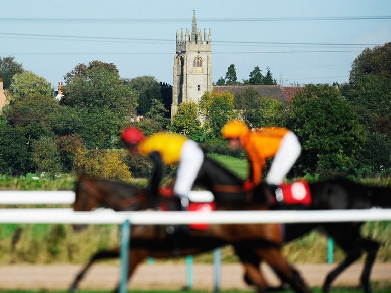 http://e1.365dm.com/13/10/768x576/horse-racing-southwell_3024086.jpg?20131024164349