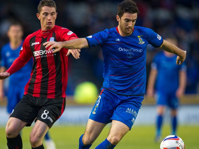 Inverness man Ross Draper (right) holds off Gary McDonald