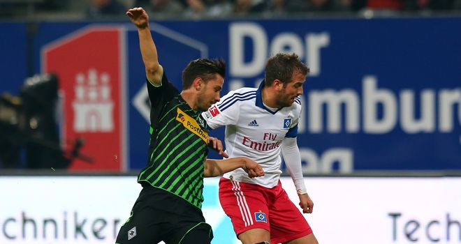 Julian Korb and Hamburg's Rafael van der Vaart (r) battle for the ball
