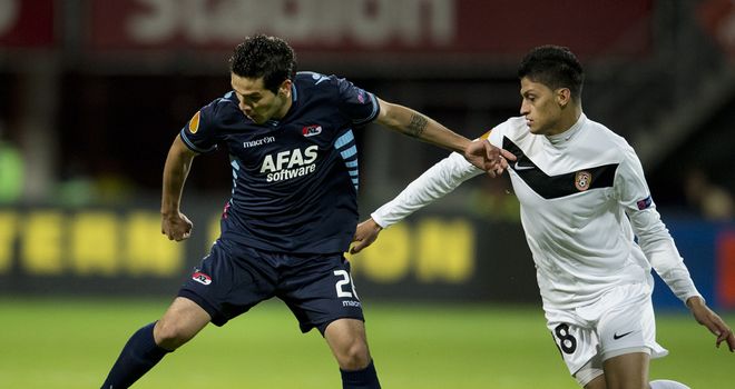 Jonas Heymans and Roger Canas battle for the ball