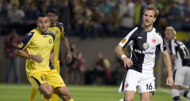 Nikola Mitrovic and Stefan Aigner: Battle for possession