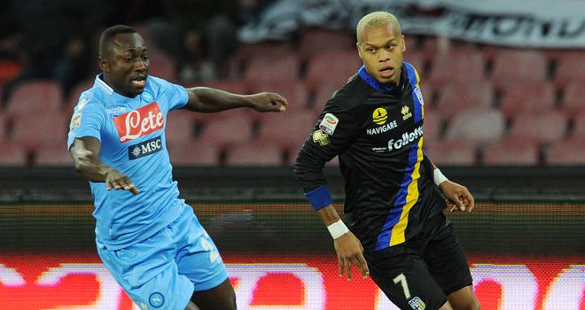 Pablo Armero and Jonathan Biabiany battle for the ball