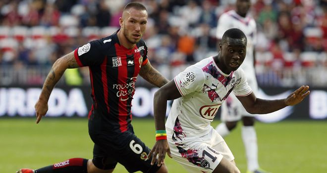 Didier Digard challenges Bordeaux's Henri Saivet