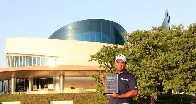 Shiv Kapur of India poses with the trophy