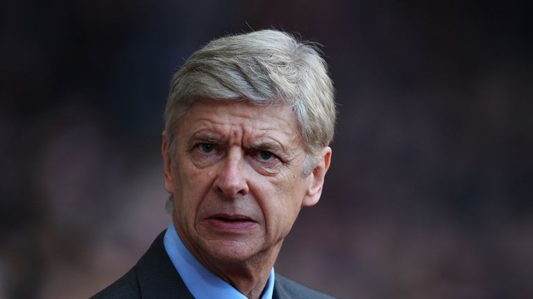Arsene Wenger: Looking over his shoulder as Everton close gap