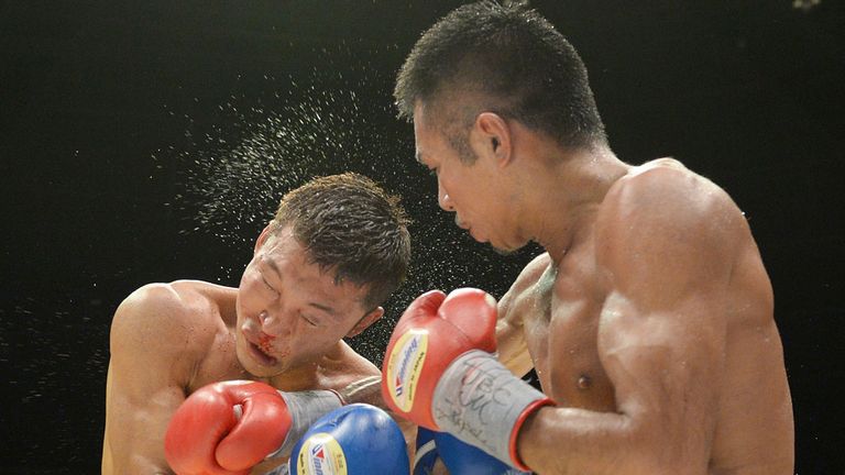 Takashi Uchiyama (R) lands a big right hand on Daiki Kaneko
