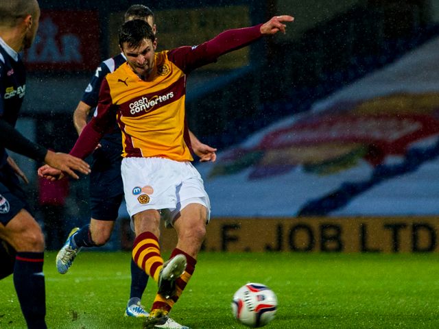John Sutton shoots for Motherwell