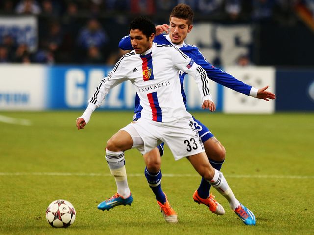 Mohamed Elneny keeps away from Roman Neustadter